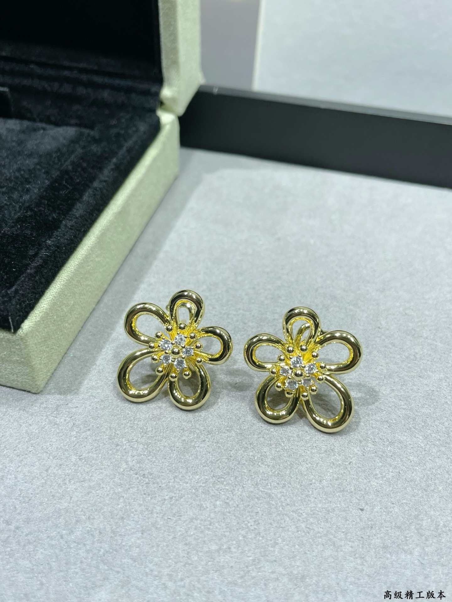 Van Cleef & Arpels Flowerlace Earrings