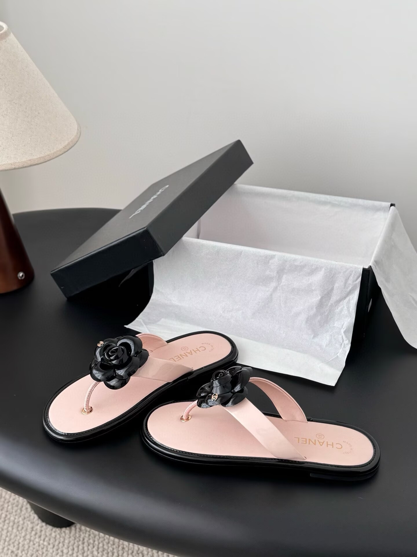 ua Ch**el thongs slides