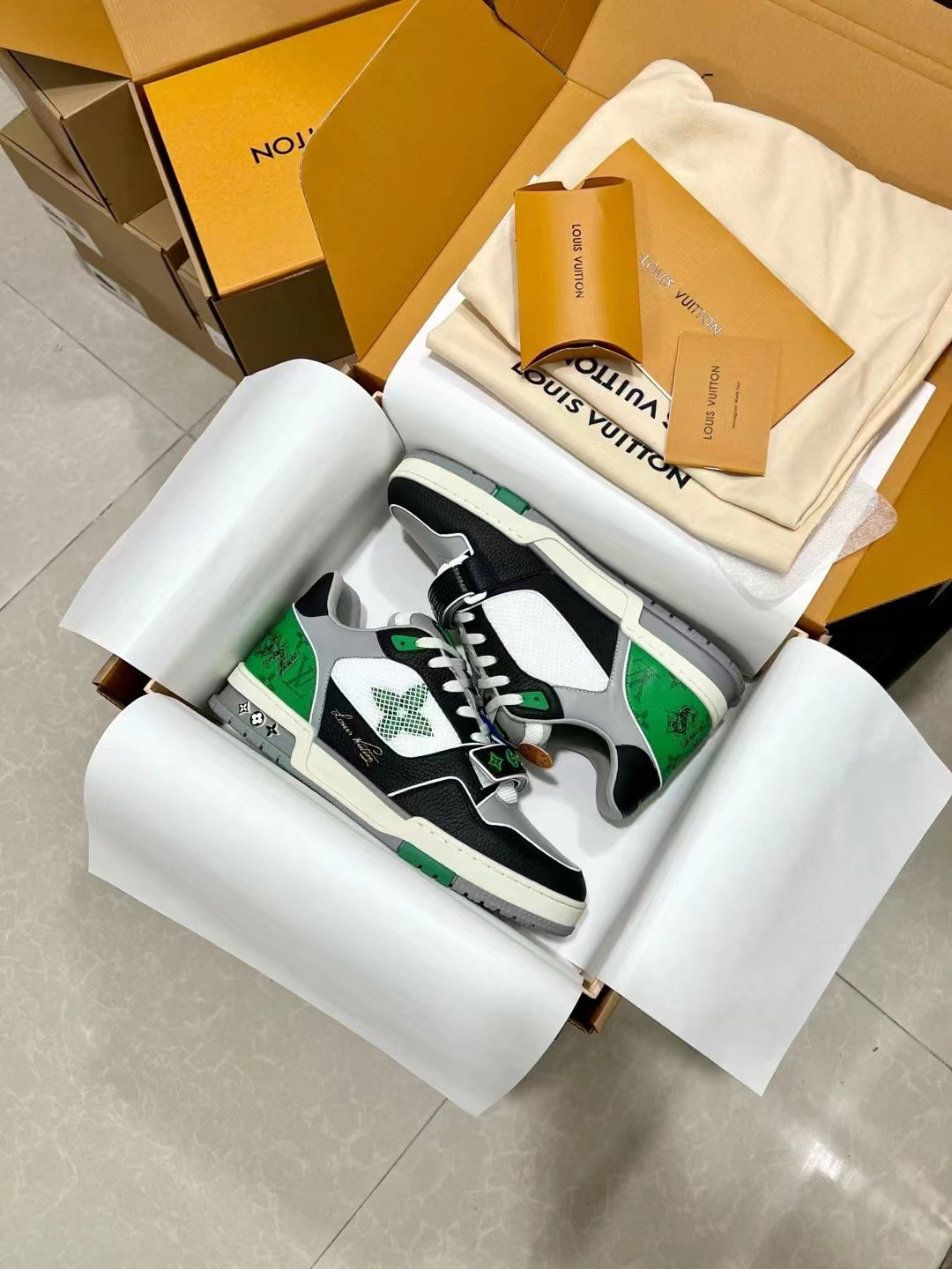 UA L0vis Vvtt0n LV Trainer Monogram strap Black White Green