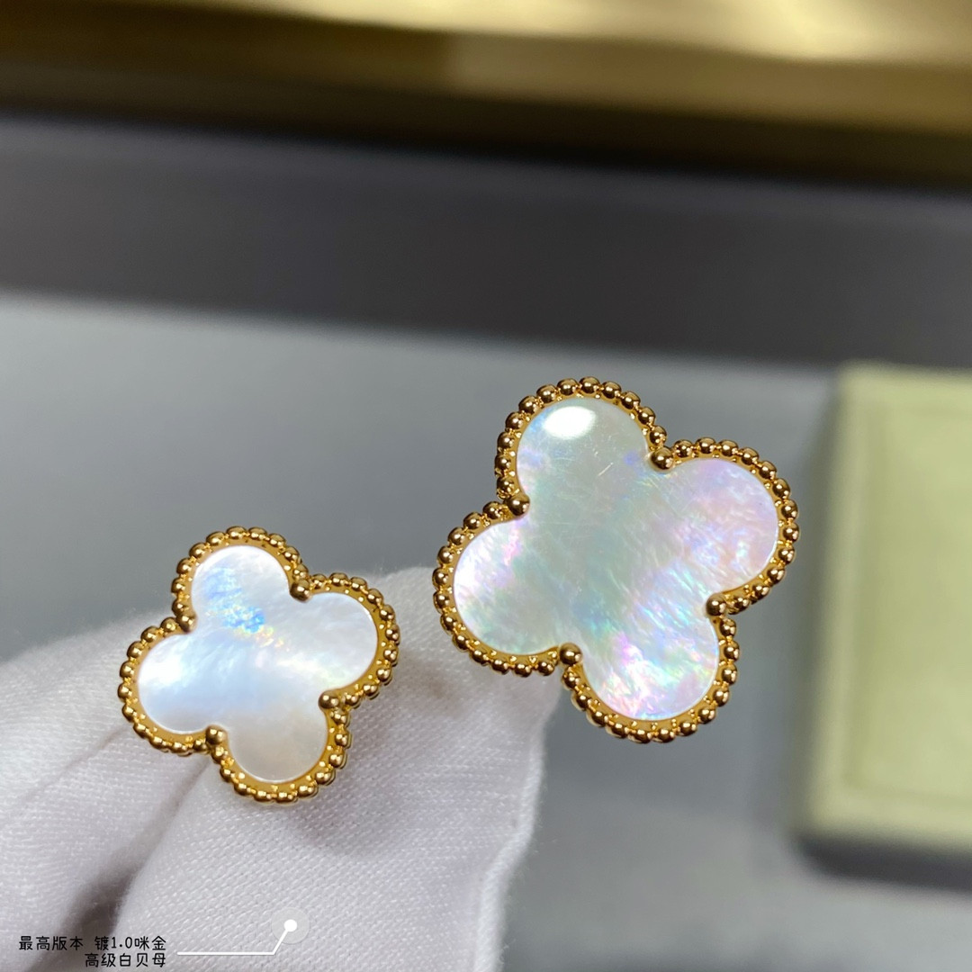 V*n Cl**f & Arpels Four-leaf Clover Premium White Fritillary Opening Ring