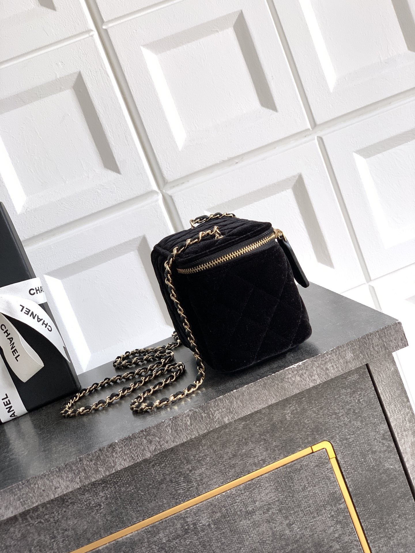 CHANEL Vanity With Chain 9.5x17x8cm