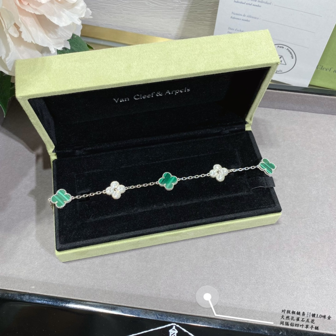 V*n Cl**f & Arpels Natural Malachite Interval D1am0nd Five-Flower Four-Leaf Clover Bracelet