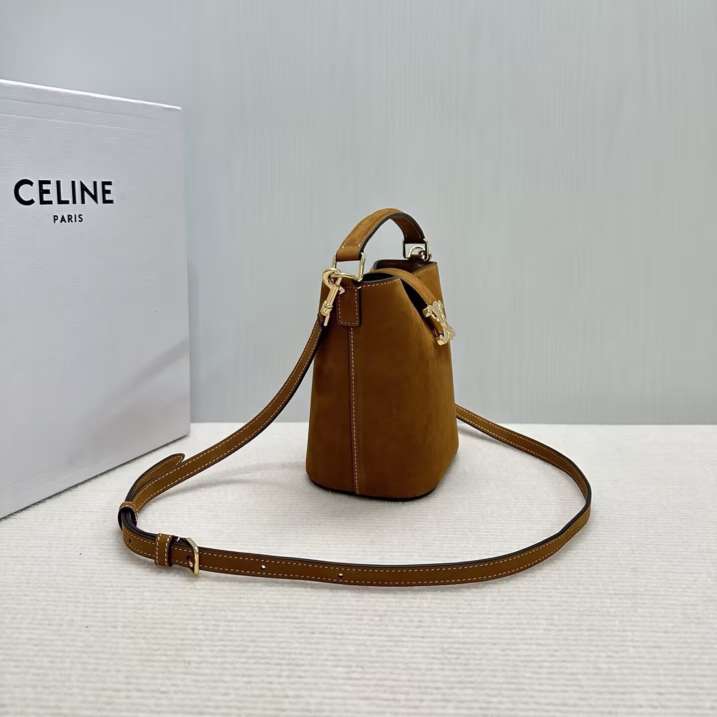 Ce1i*e MINI BUCKET L0visE IN NUBUCK CALFSKIN 13.5x16x10cm