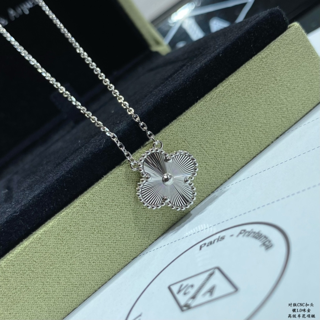V*n Cl**f & Arpels Medium Classic Four Leaf Clover Necklace Diameter approx 1.5cm,Chain length approx 40+5cm