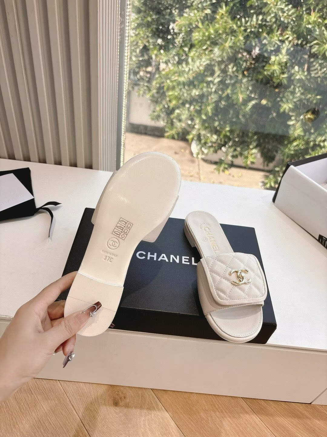 ua Ch**el slippers