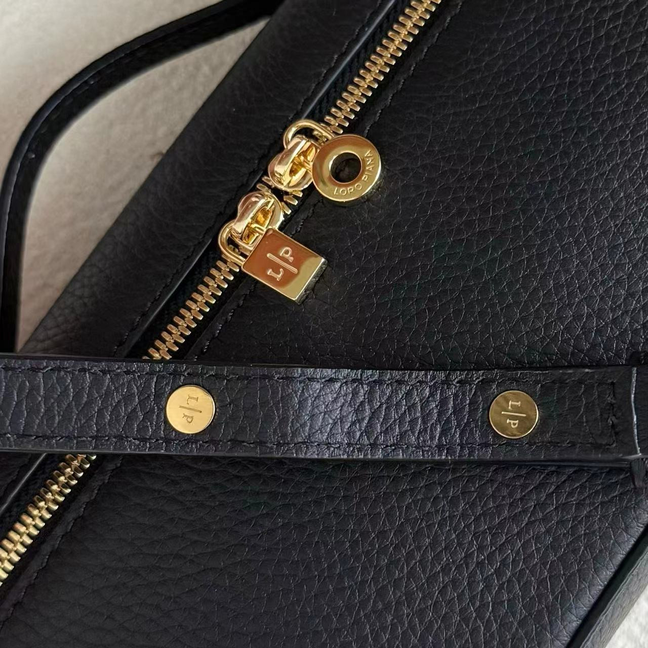 L0r0 P1ana Extra Pocket L19 Grained Calfskin 11 x 19 x 6.5 cm