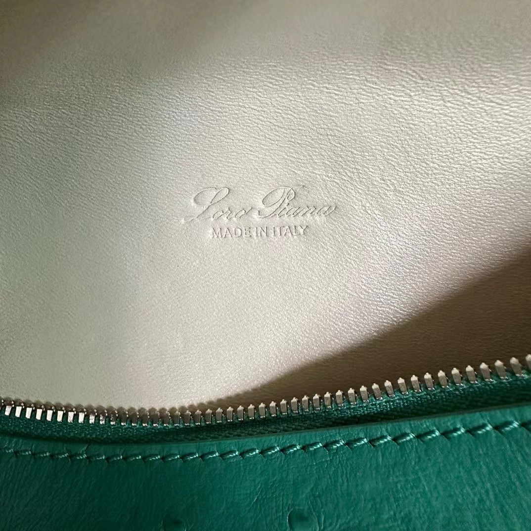 L0r0 P1ana Extra Pocket L19 Ostrich-grained Leather 11x19x6.5cm