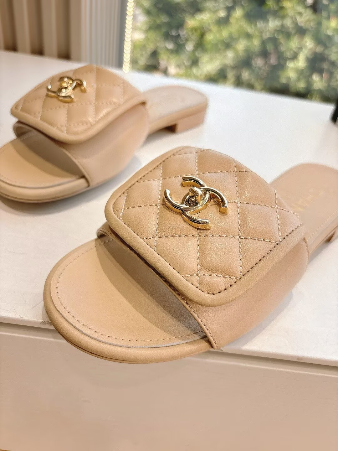 ua Ch**el slippers