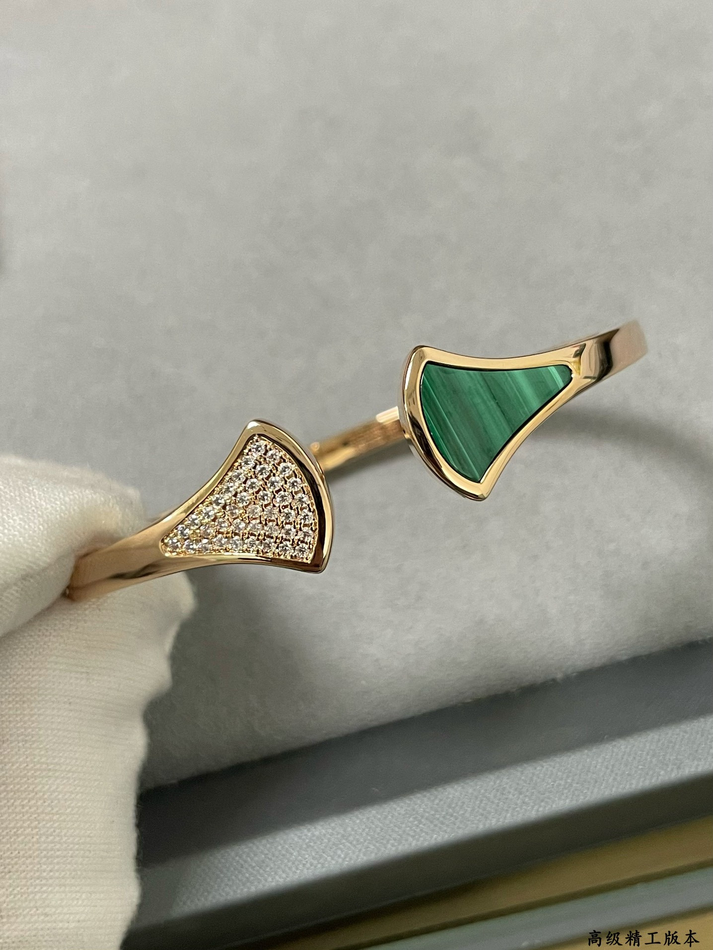 Bv1g*ai Natural Malachite Scalloped Skirt Bracelet