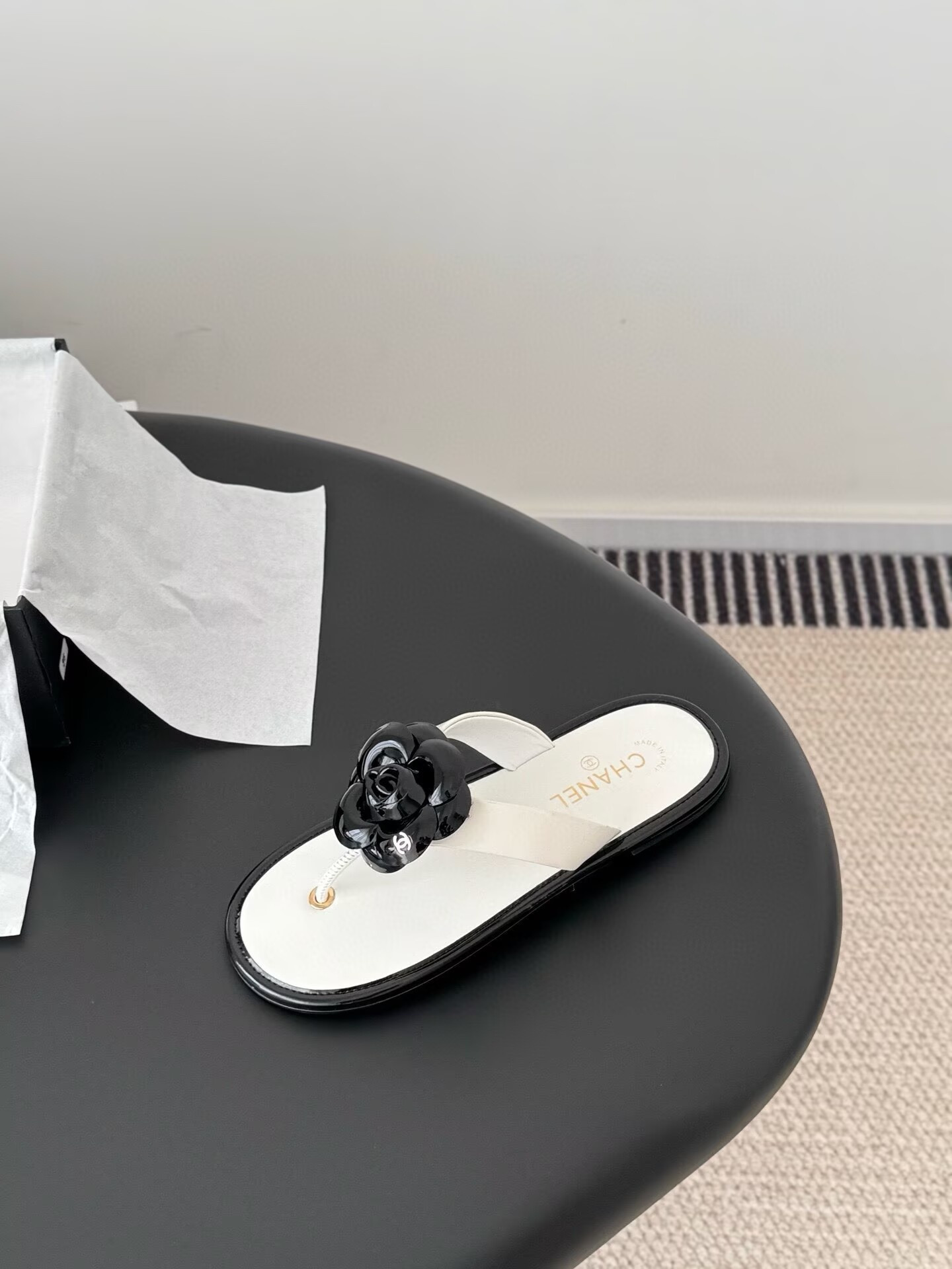 ua Ch**el thongs slides