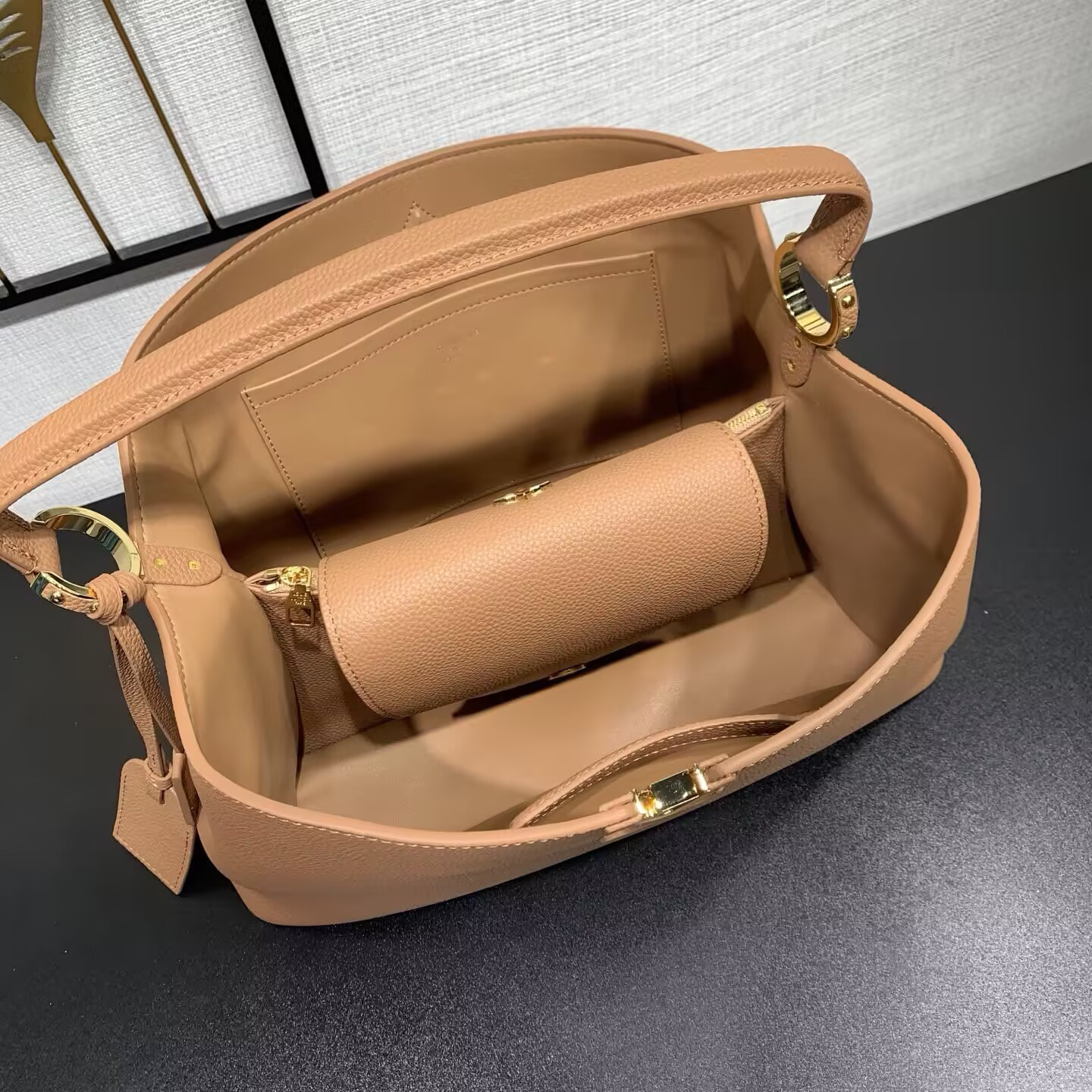 LV Capucines GM Souple M26259 38 x 23 x 16 cm