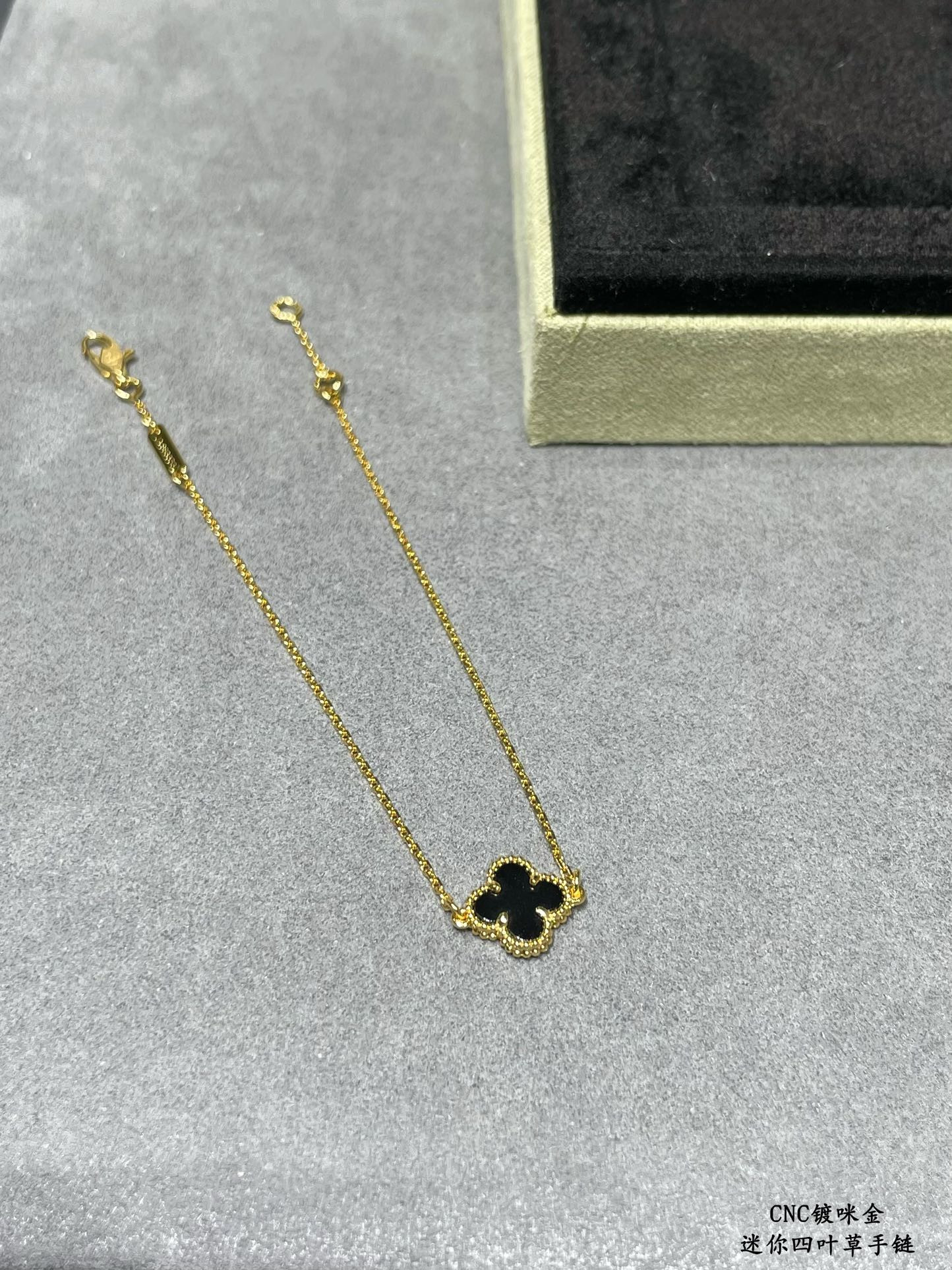 V*n Cl**f & Arpels Mini High-grade Black Onyx Clover Bracelet