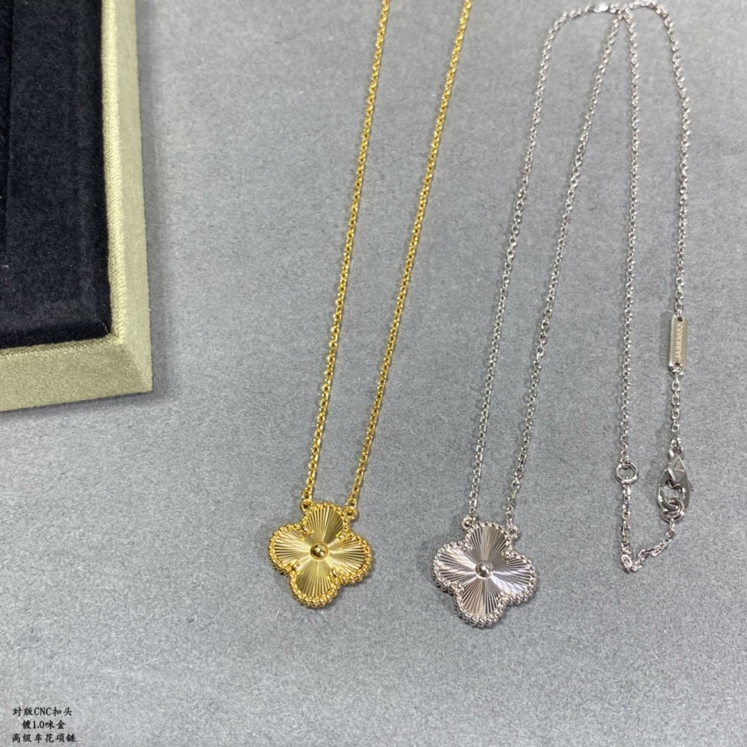 V*n Cl**f & Arpels Medium Classic Four Leaf Clover Necklace Diameter approx 1.5cm,Chain length approx 40+5cm