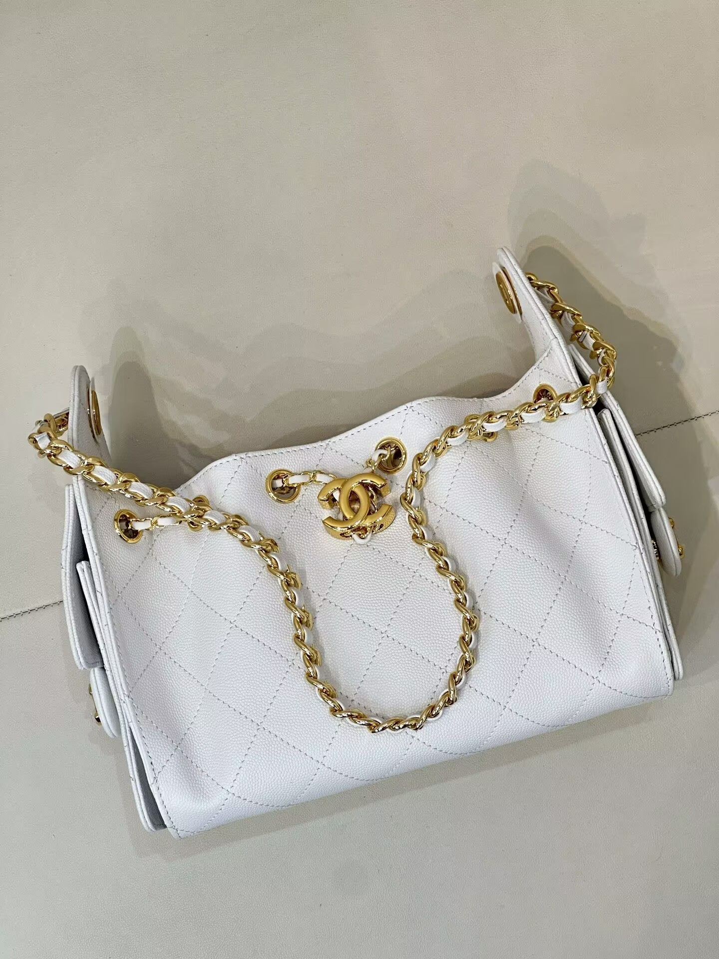 Ch**el 25C Bucket Bag Polished Gold Hardware with Red Lining AS5631 20x22x12.5cm