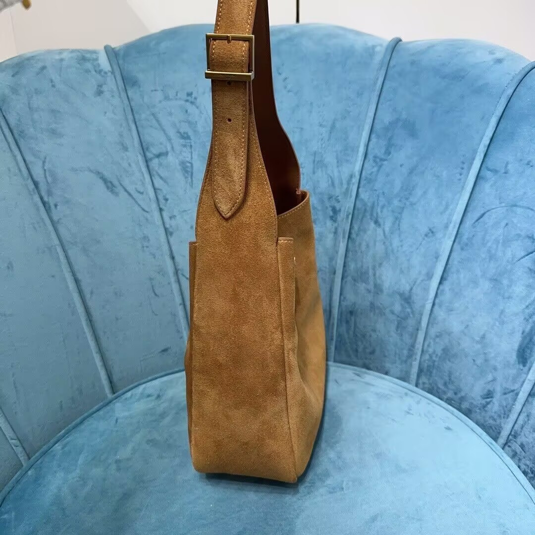 Y51 LE 5 À 7 S*pPLE IN SUEDE 23x22x8.5cm