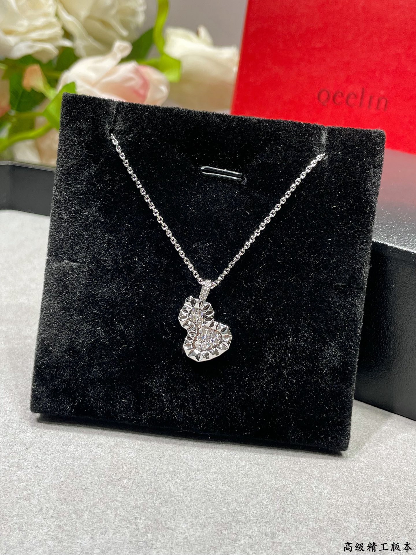Qee1in Necklace