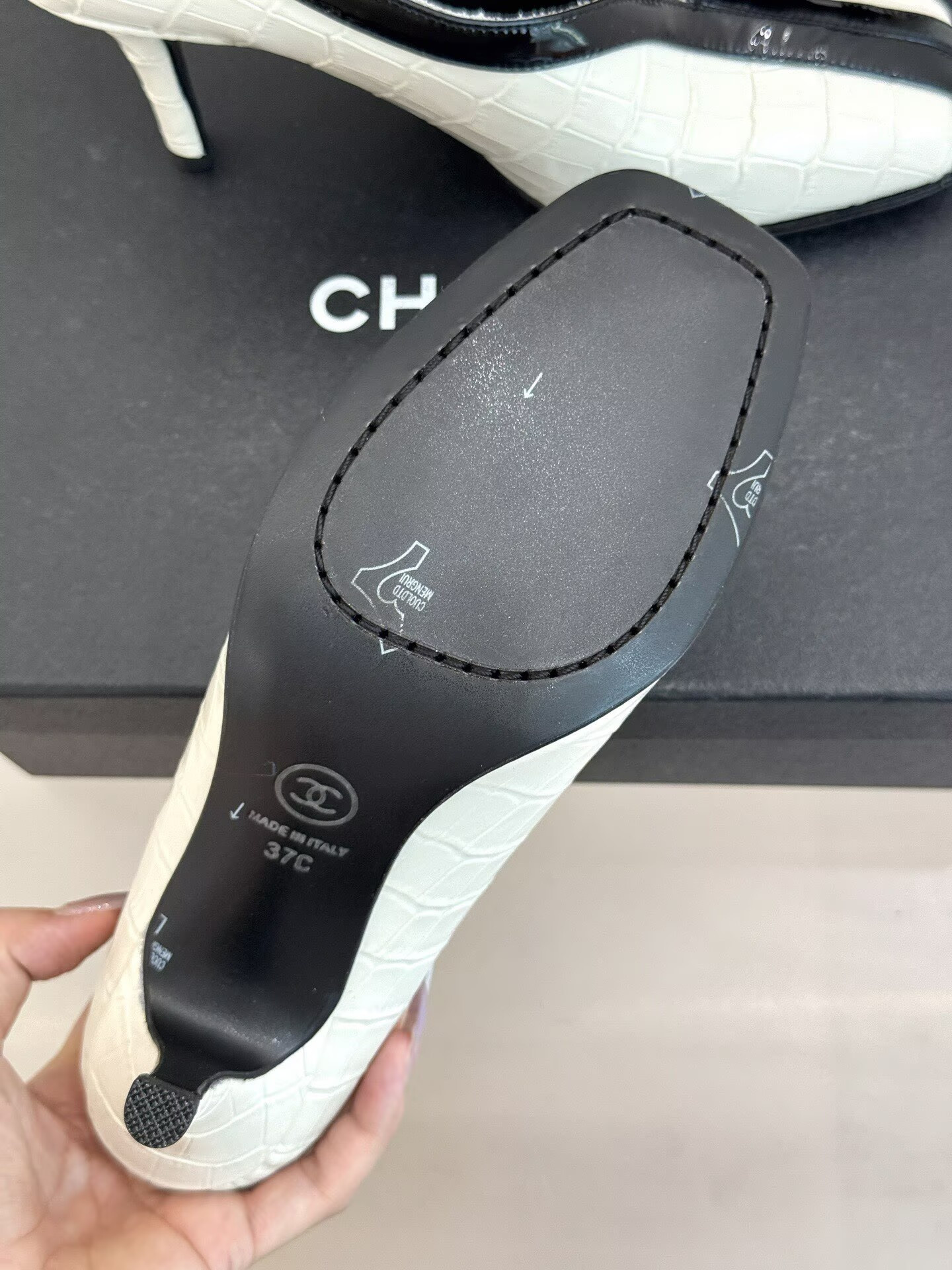 ua Ch**el pumps