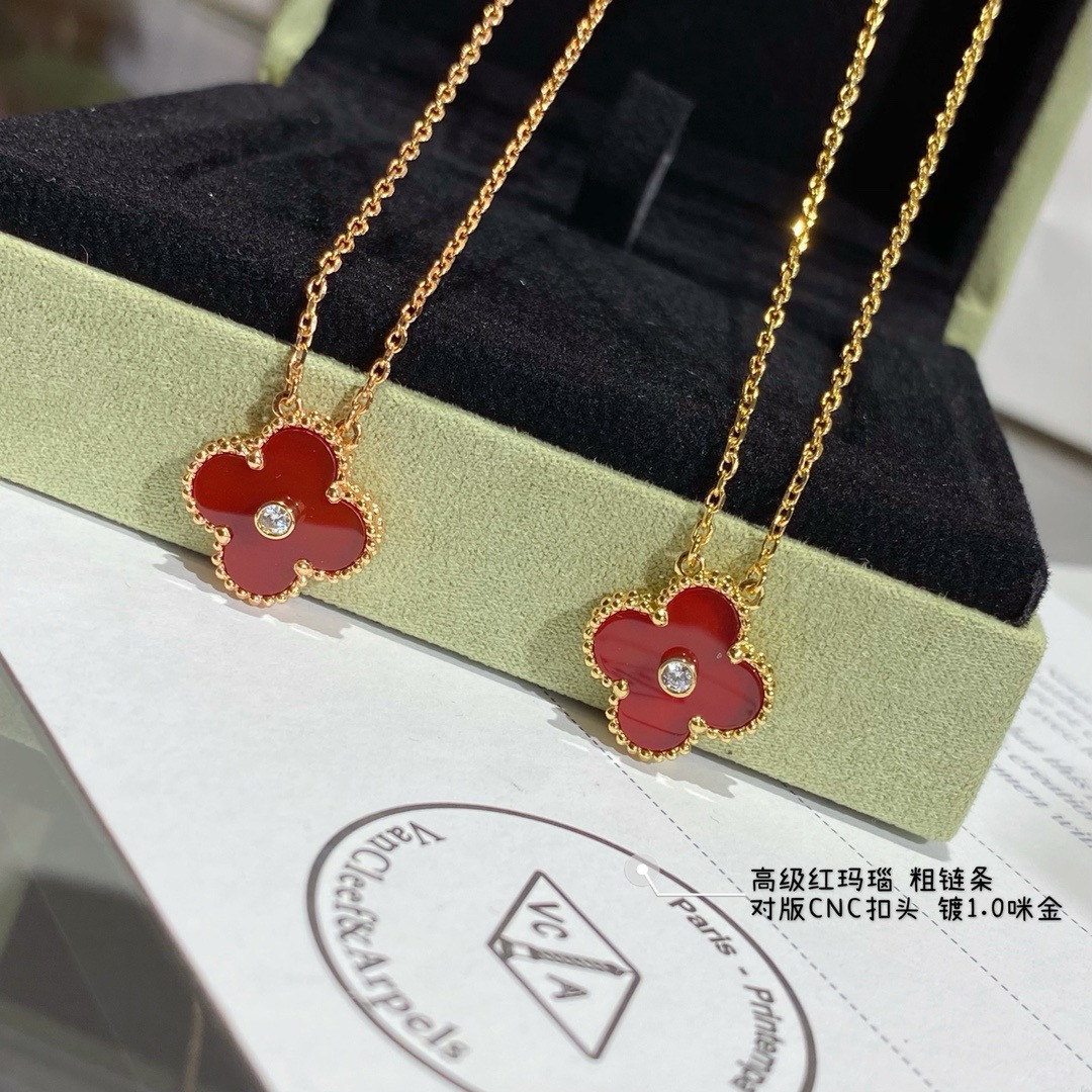 V*n Cl**f & Arpels Medium Classic Four Leaf Clover Necklace Diameter approx 1.5cm Chain length approx 40+5cm