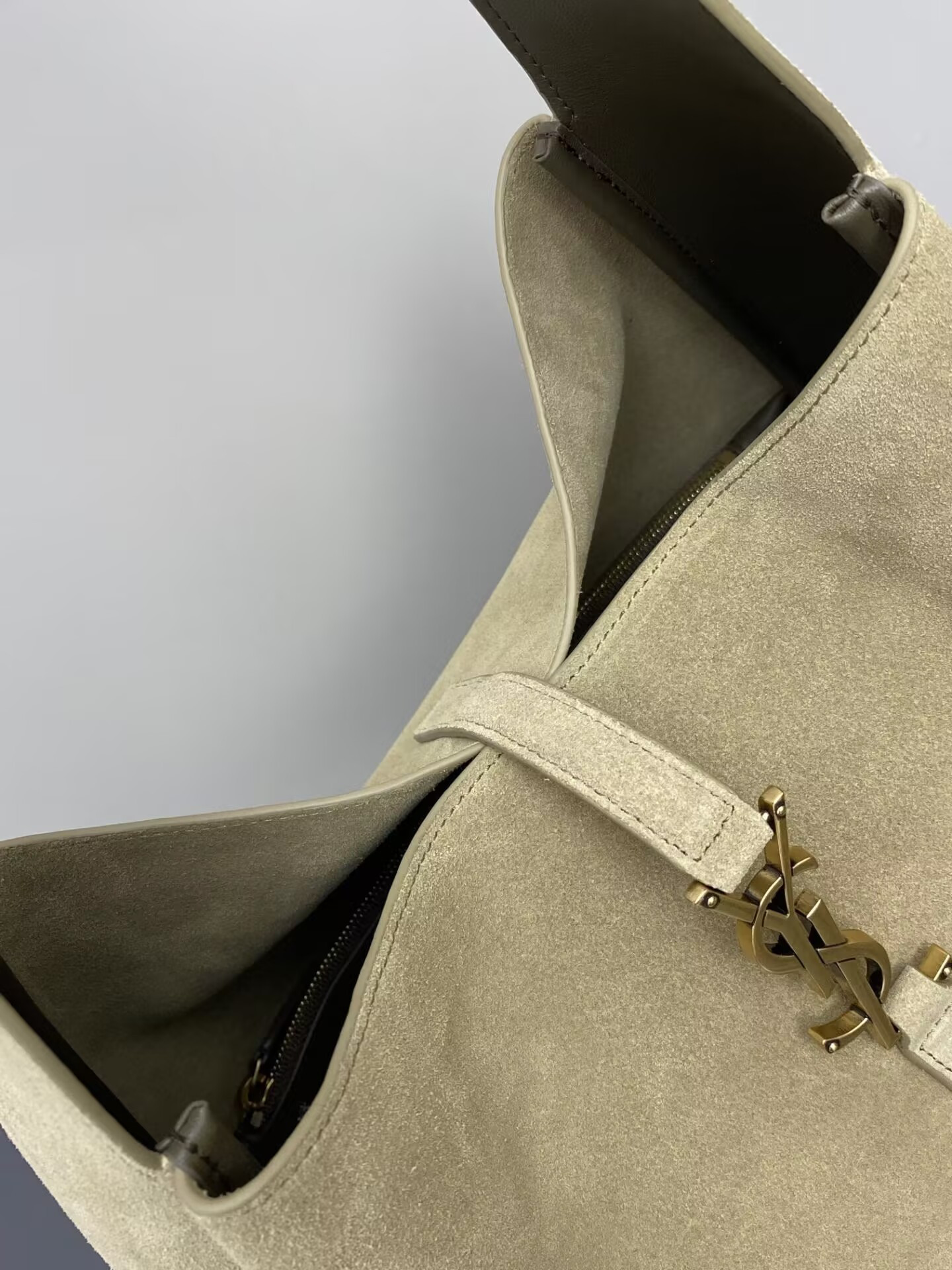 Y51 LE 5 À 7 S*pPLE LARGE IN SUEDE 30 X 31 X 13 CM