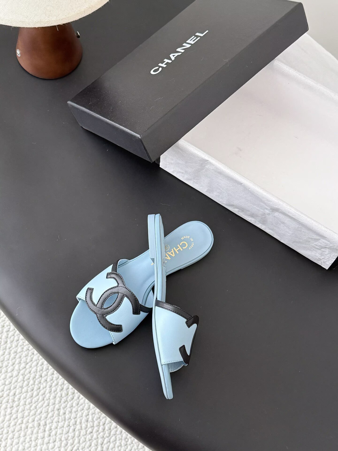 ua Ch**el sandals