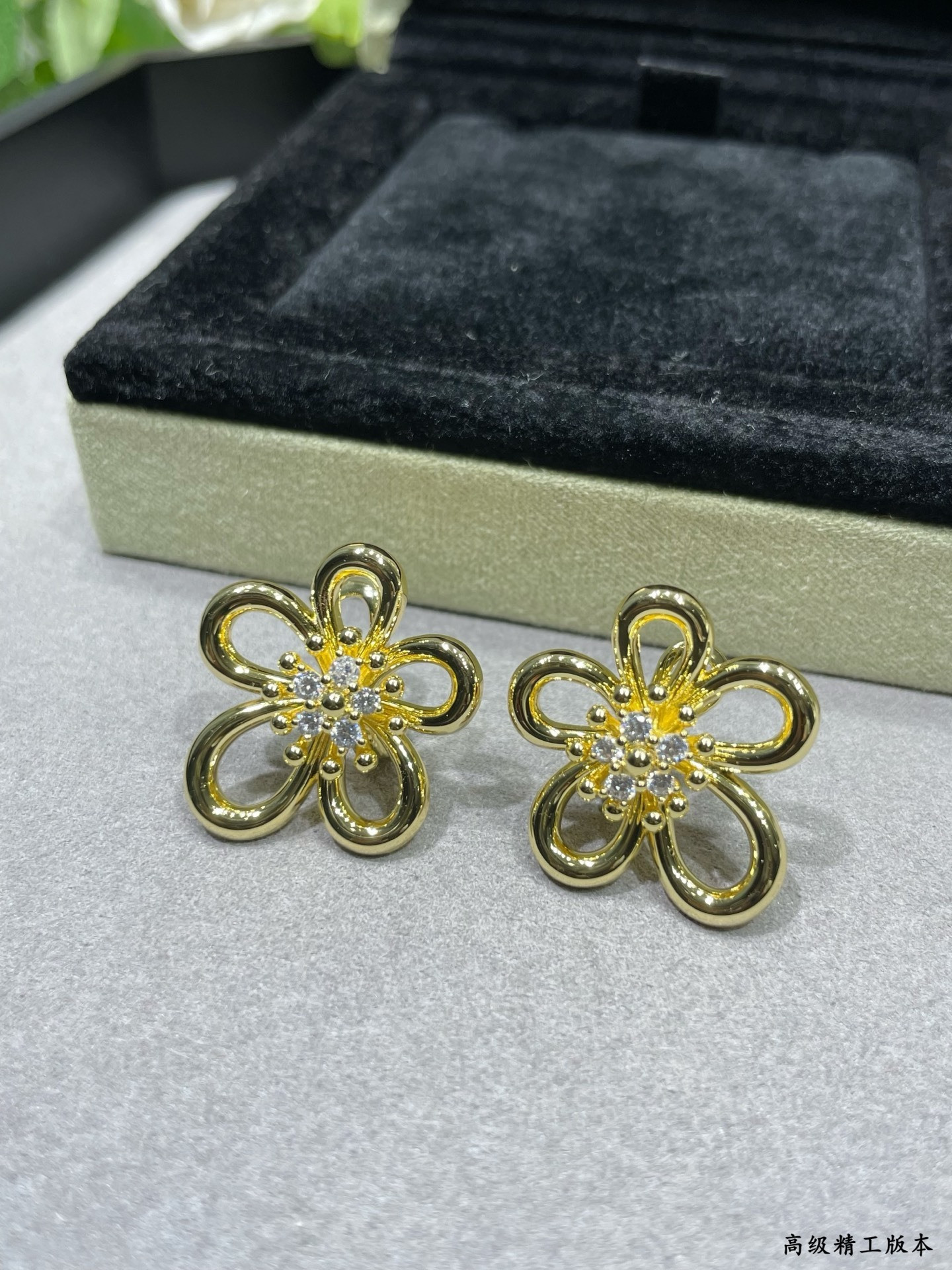 Van Cleef & Arpels Flowerlace Earrings