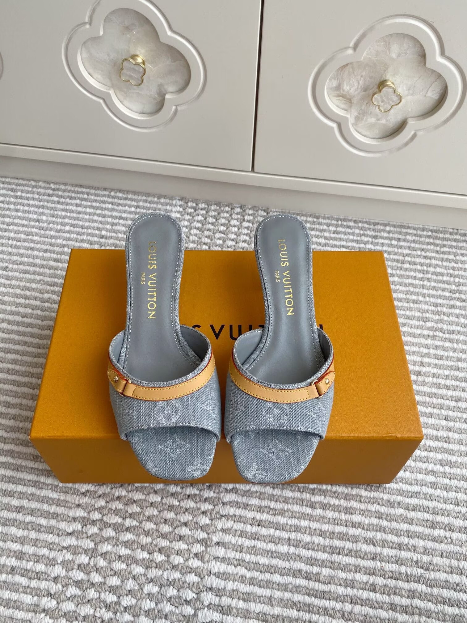 UA LV 6AM Mule
