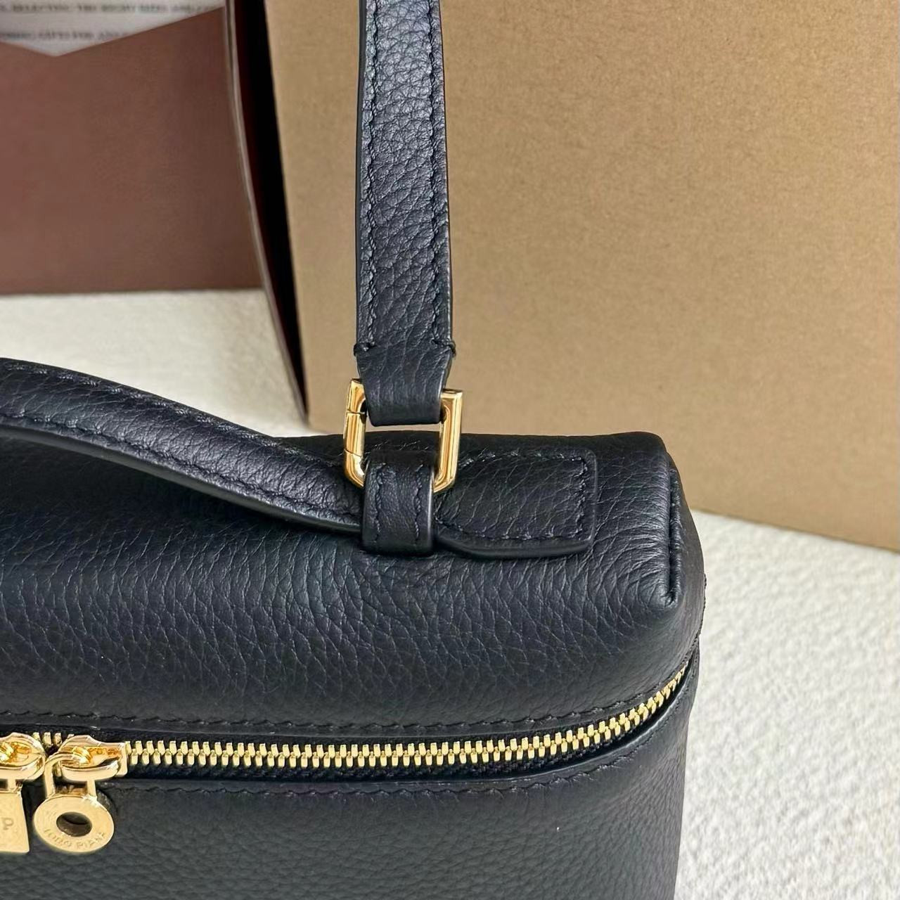 L0r0 P1ana Extra Pocket L19 Grained Calfskin 11 x 19 x 6.5 cm