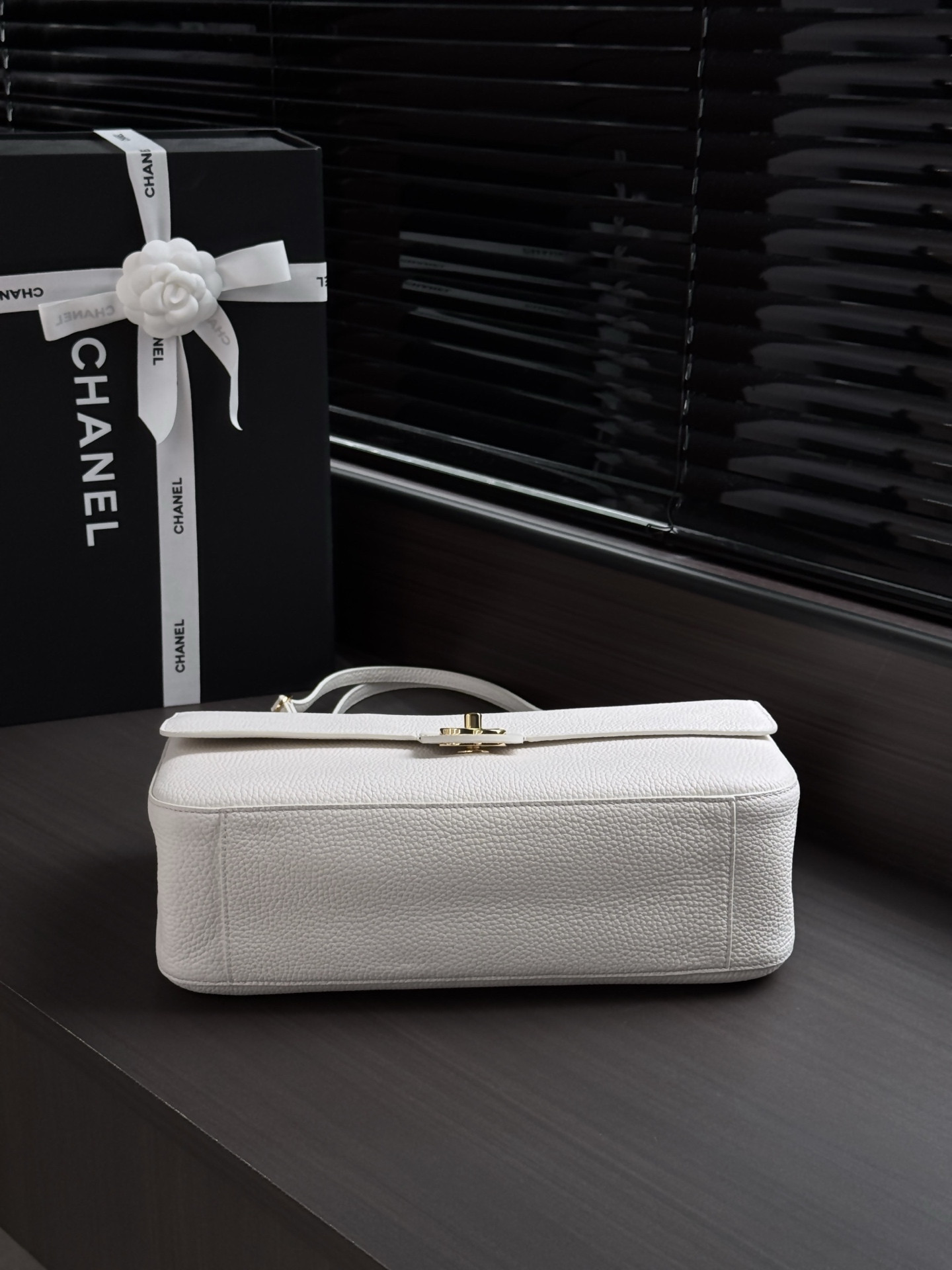 Ch**el Maxi Flap bag in White with Gold-Tone Hardware AS6231 19.5x32x10cm