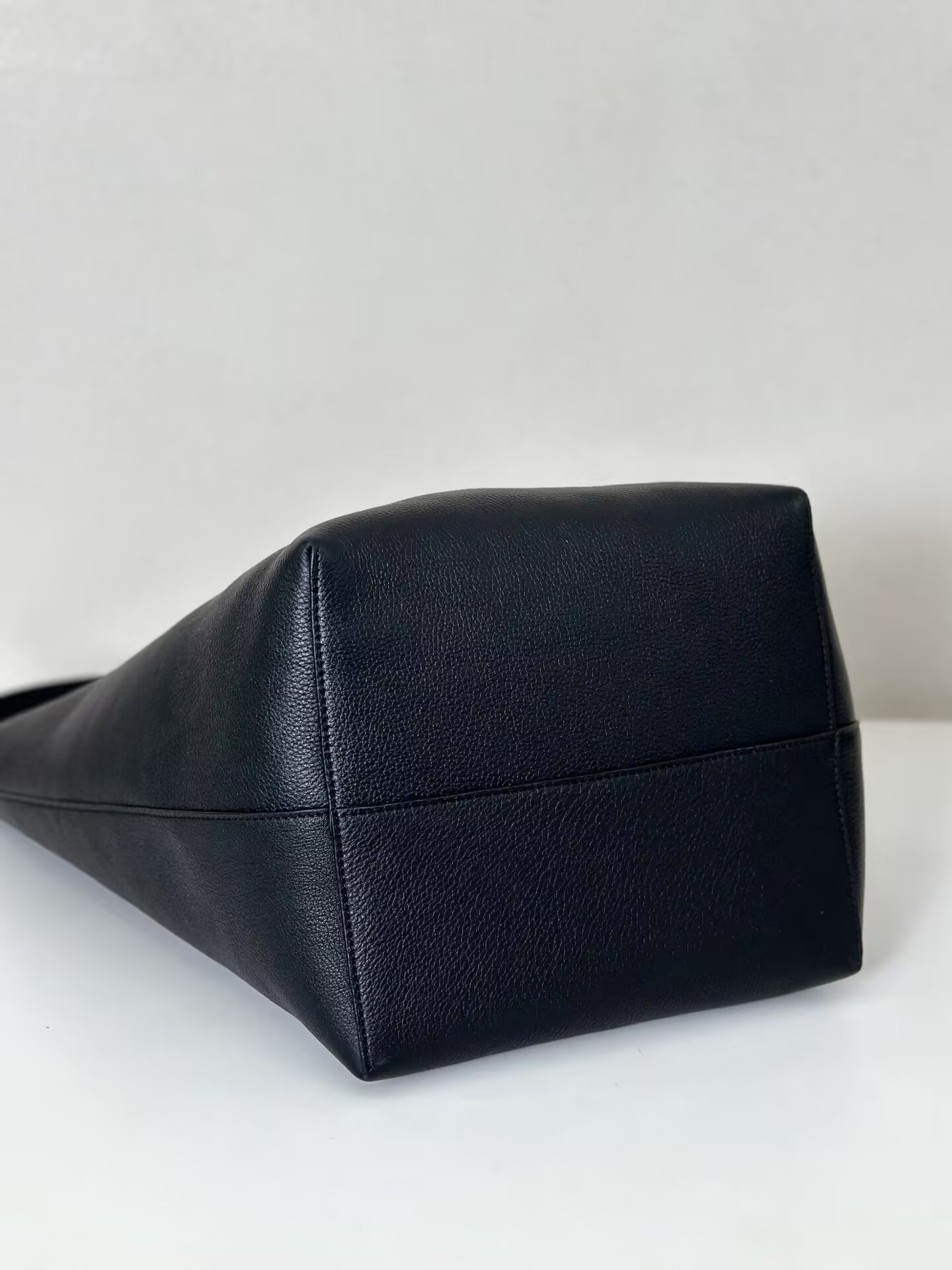 The R0w Large N/S Park Tote Bag in Leather 38x43x20cm