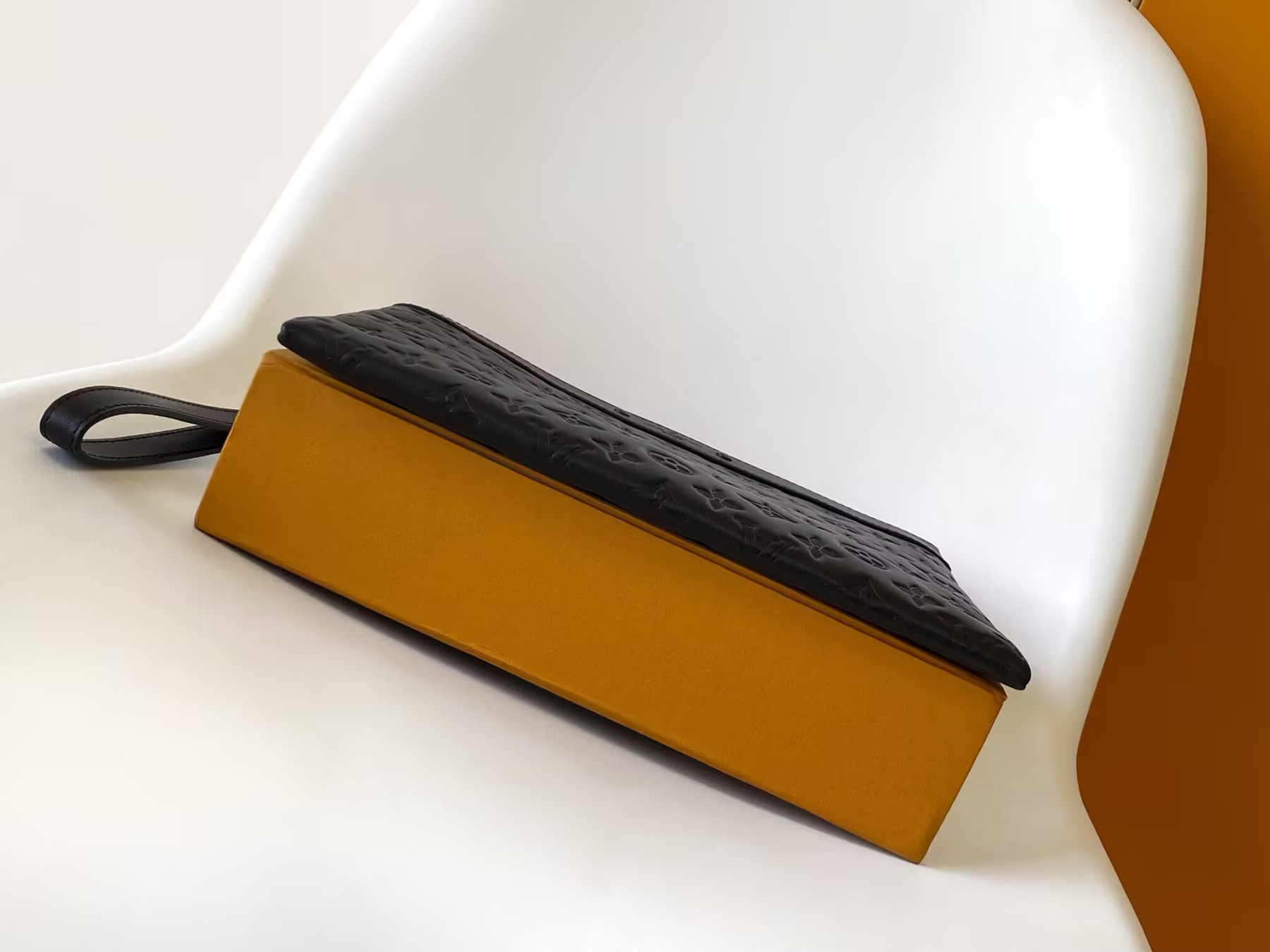 LV To-Go Pochette M81570 30 x 21.5 x 1 cm
