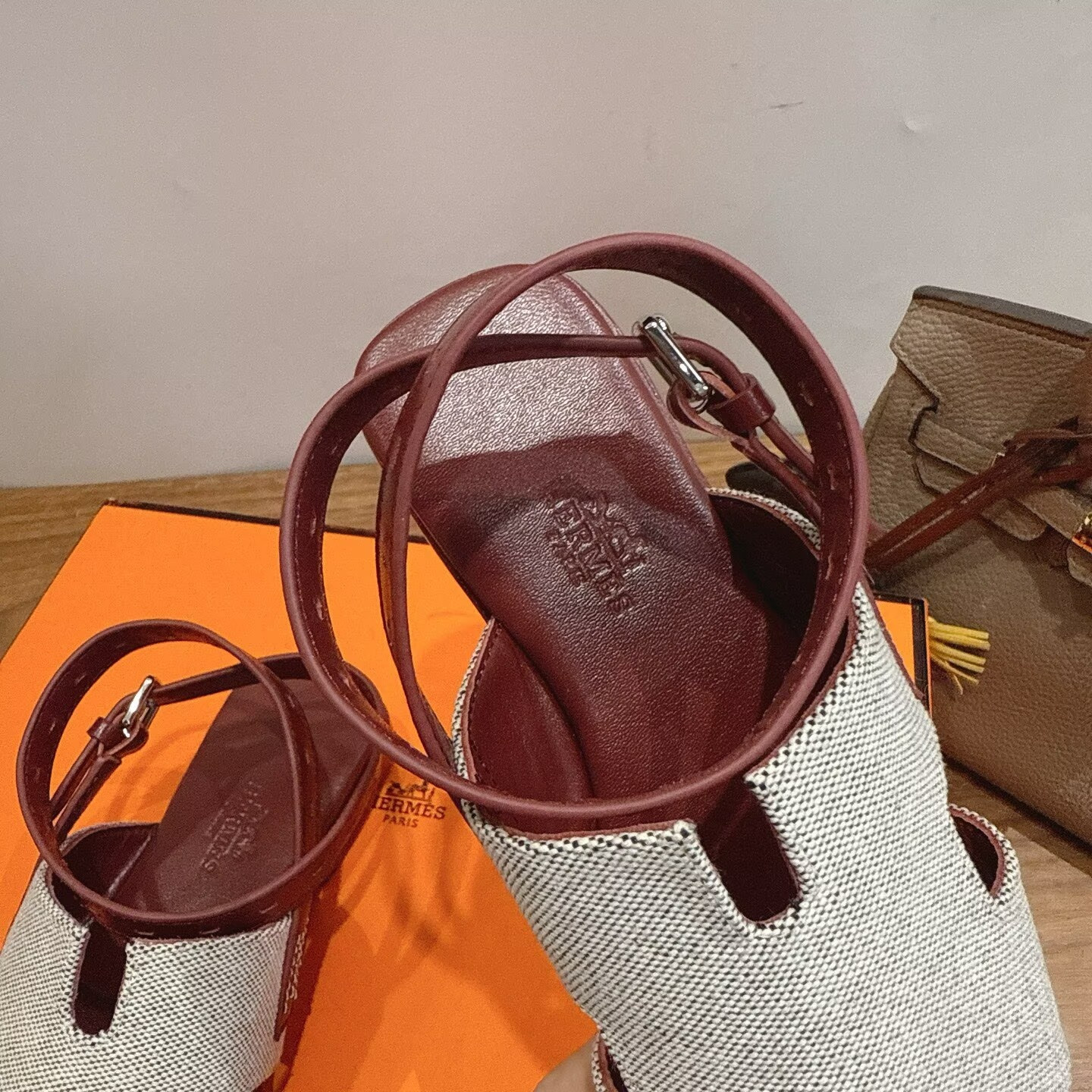 ua H**me5 maya sandal