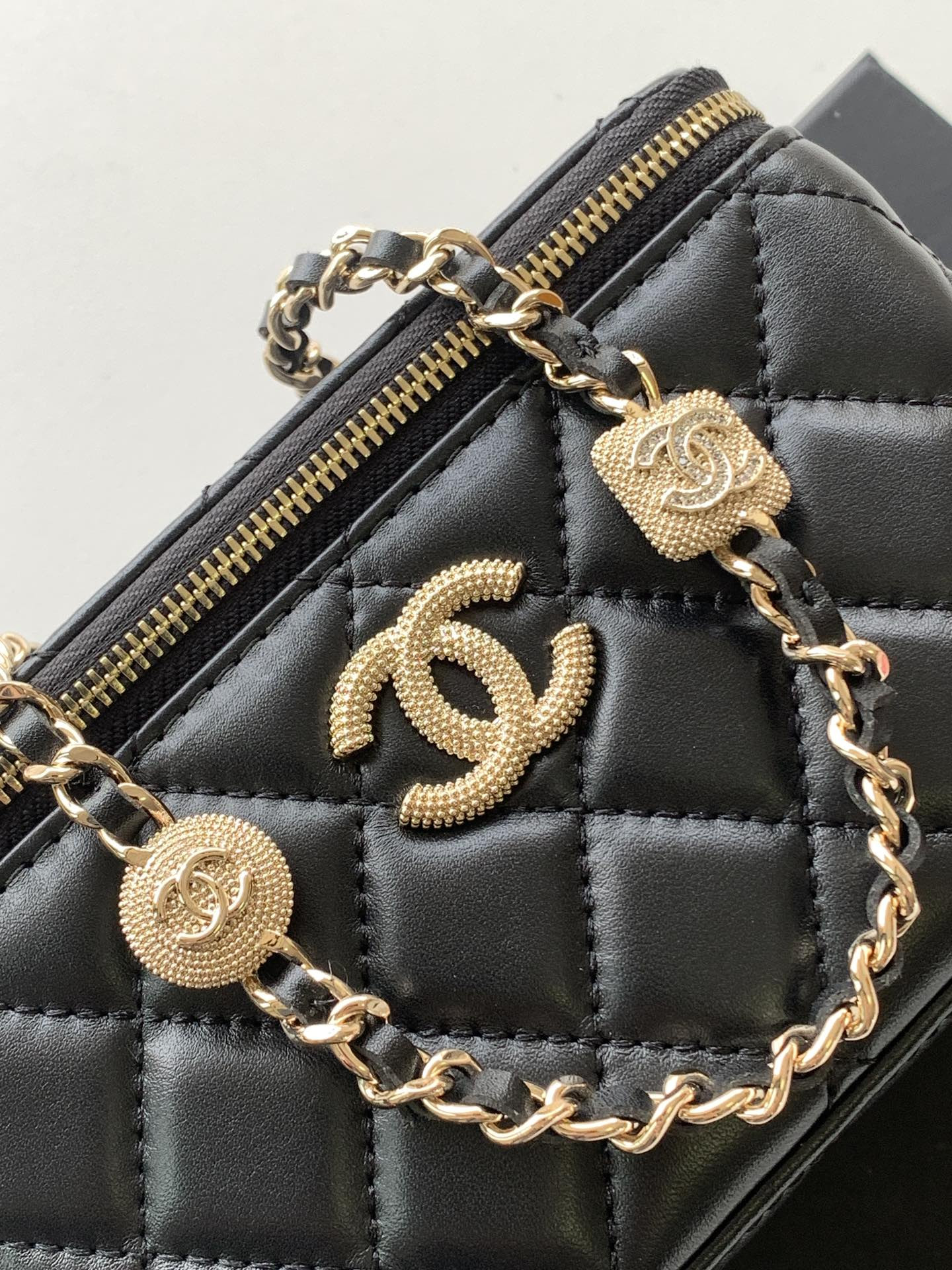 Ch**el Vanity With Chain AP4301 9.5x17x8cm