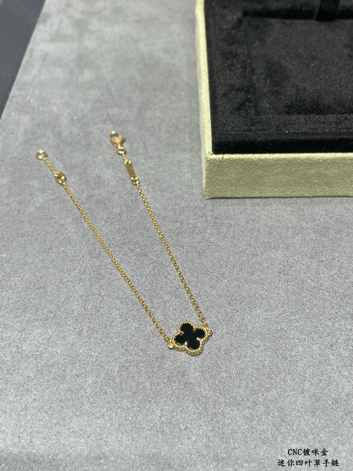 V*n Cl**f & Arpels Mini High-grade Black Onyx Clover Bracelet