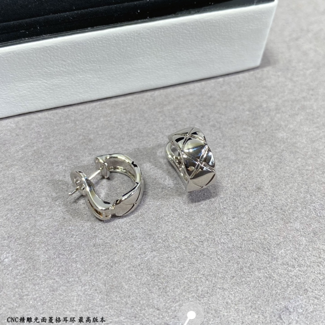 Chanel Finely carved diamond surface Earrings