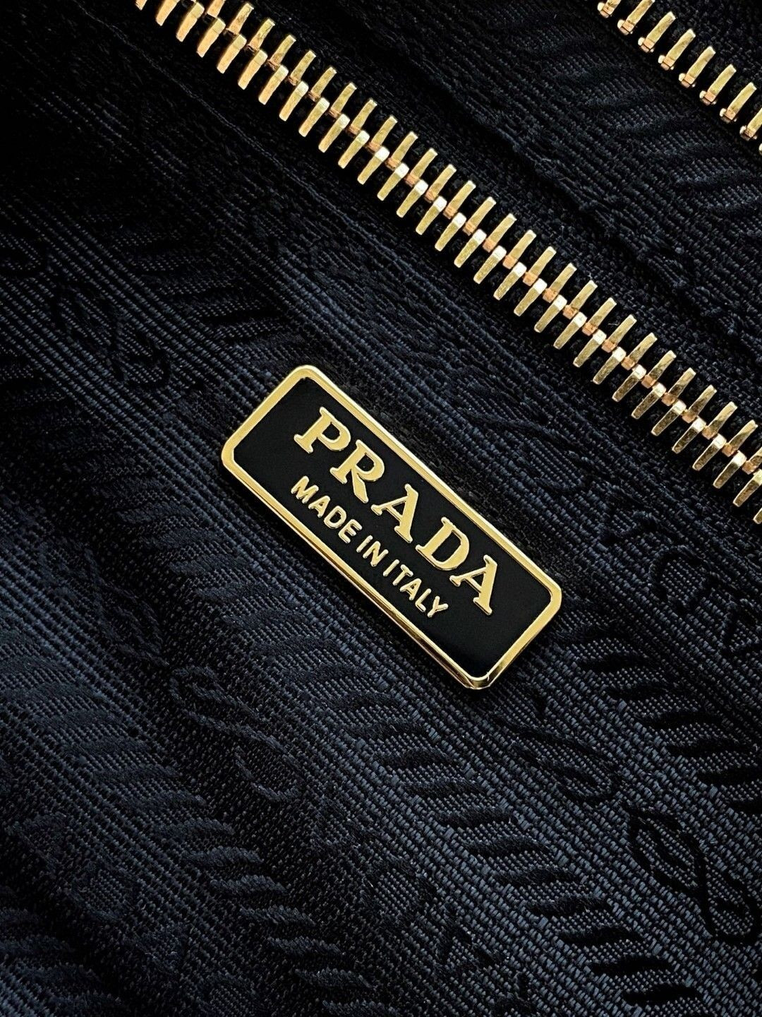 Pra*a Bonnie Small Leather Shoulder Bag 14x26x12cm