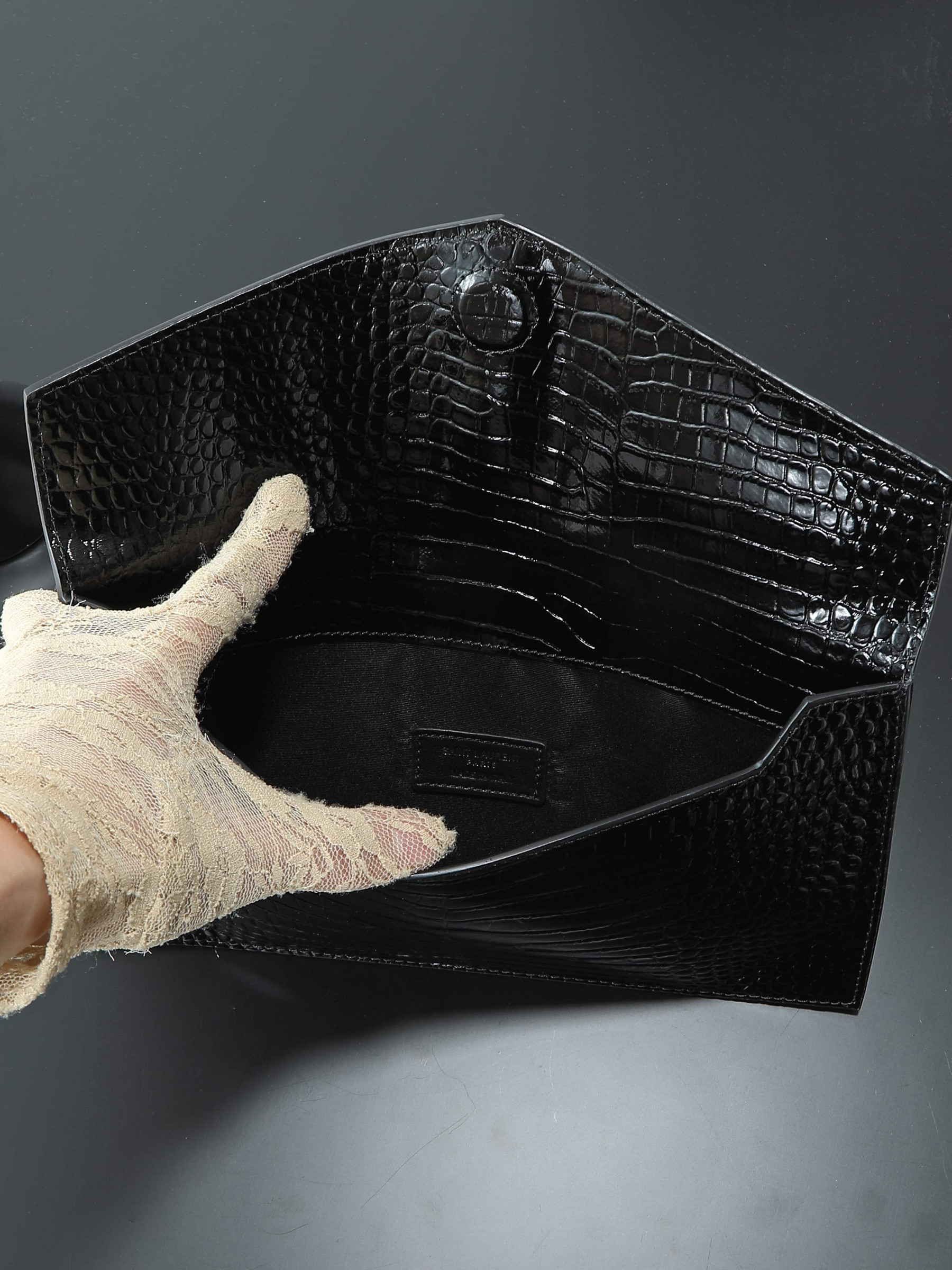 Y51 UPTOWN POUCH IN CROCODILE-EMBOSSED SHINY LEATHER BLACK 27 X 16 X 2 CM