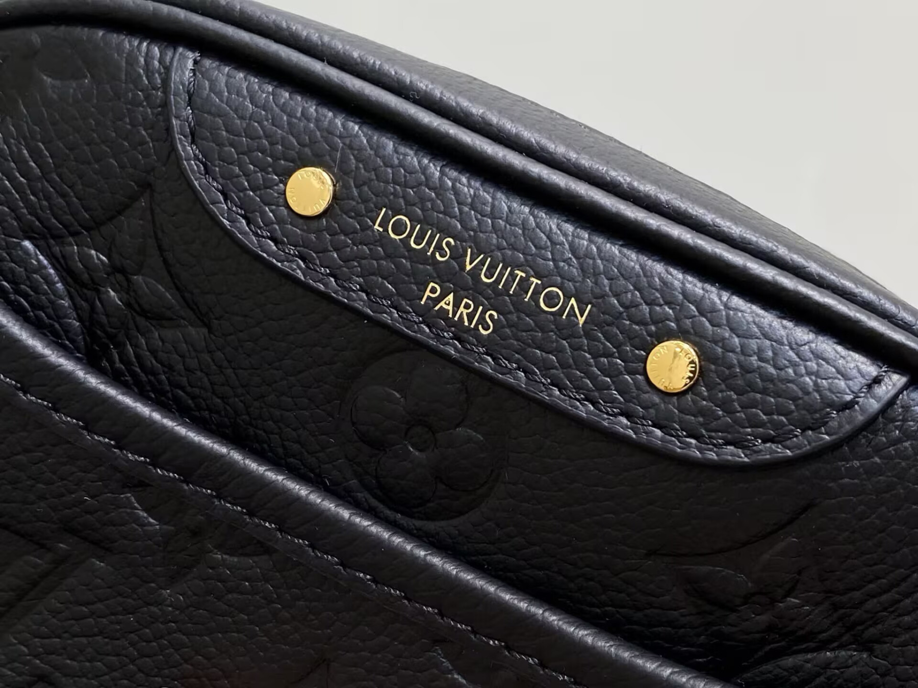 LV Tiny Camera Bag M25518 13x6x19cm