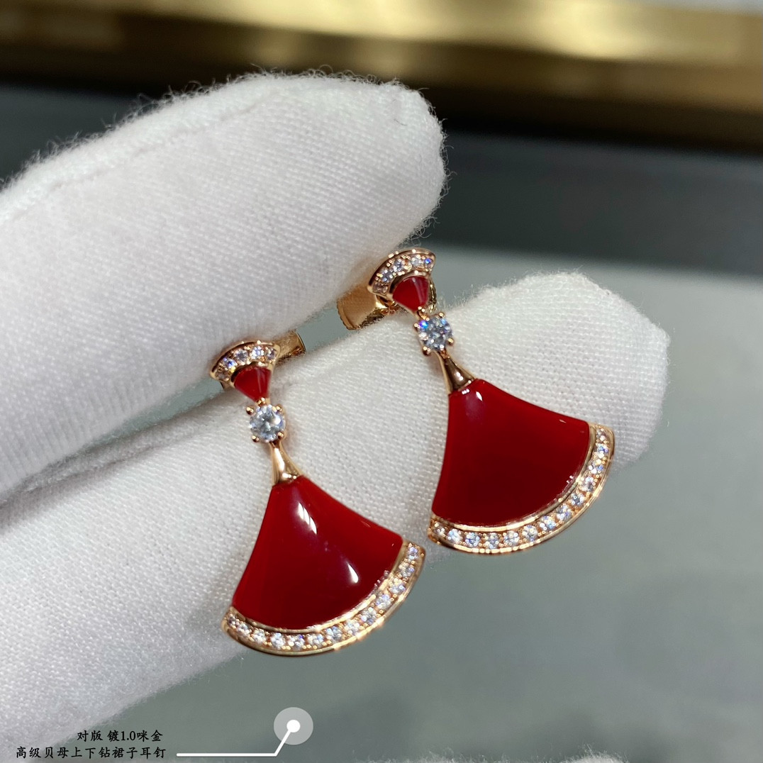 Bv1g*ai Scalloped skirt with D1am0nds Earrings