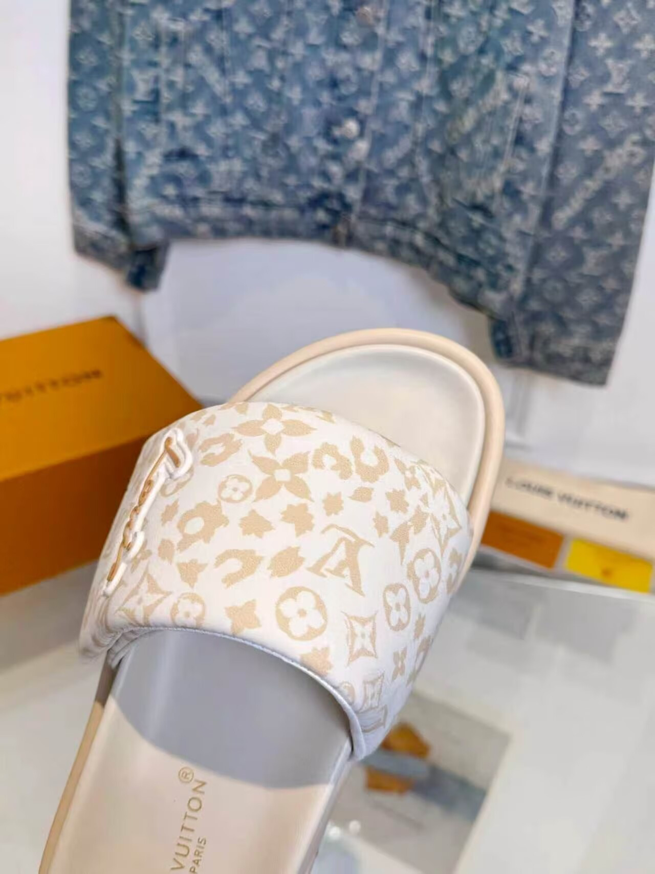 UA LV Pool Pillow Slides