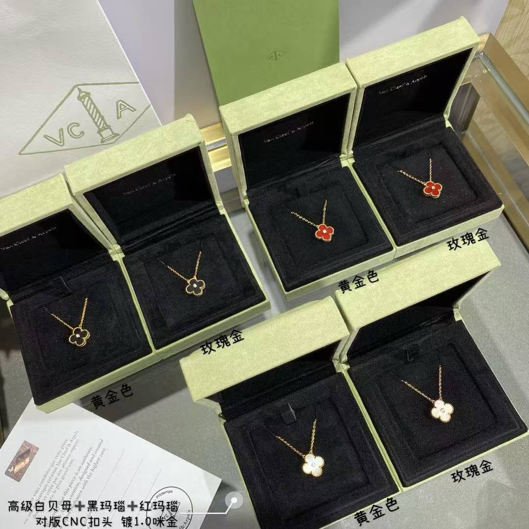 V*n Cl**f & Arpels Medium Classic Four Leaf Clover Necklace Diameter approx 1.5cm Chain length approx 40+5cm
