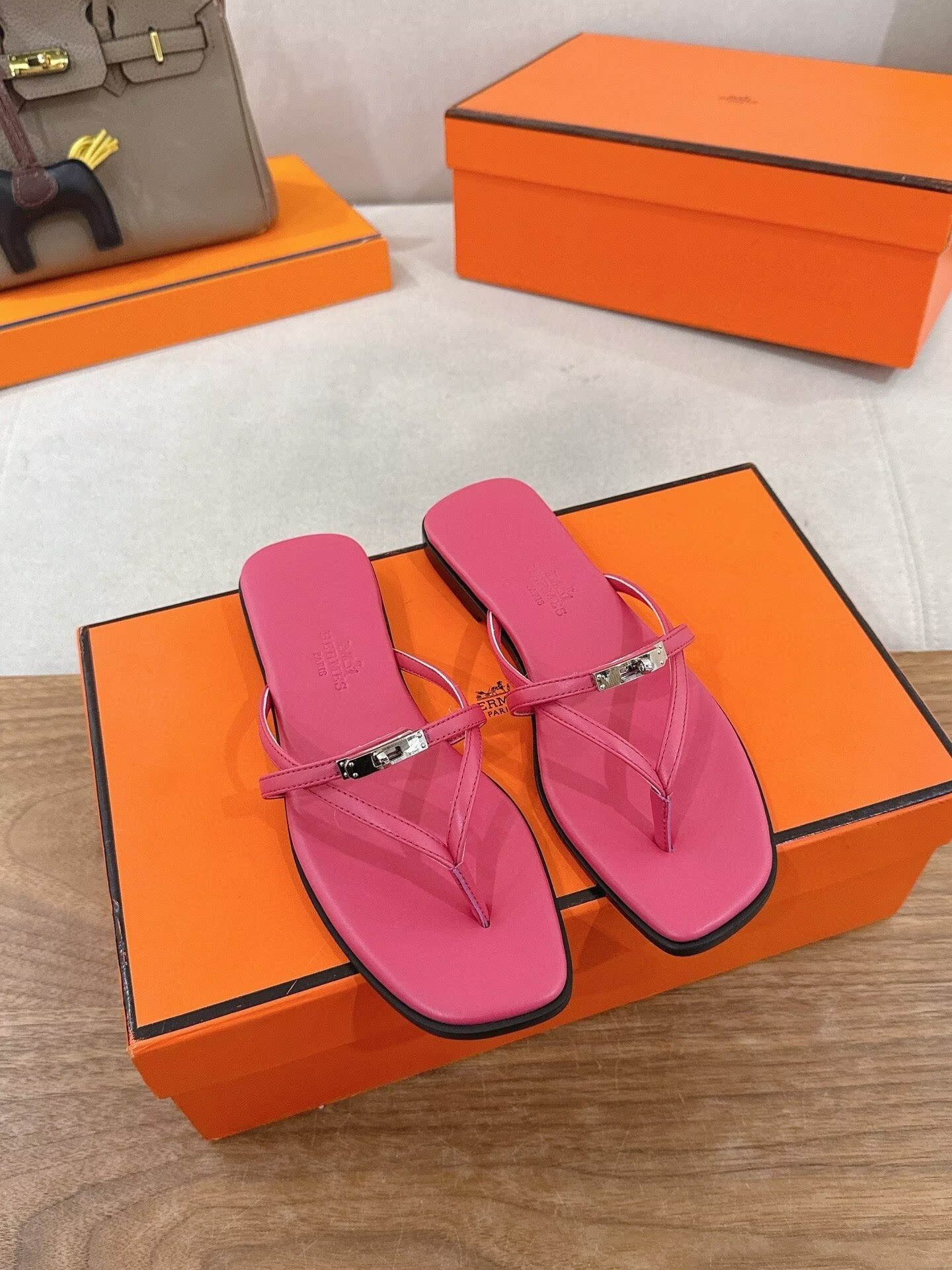 ua H**me5 miss sandals
