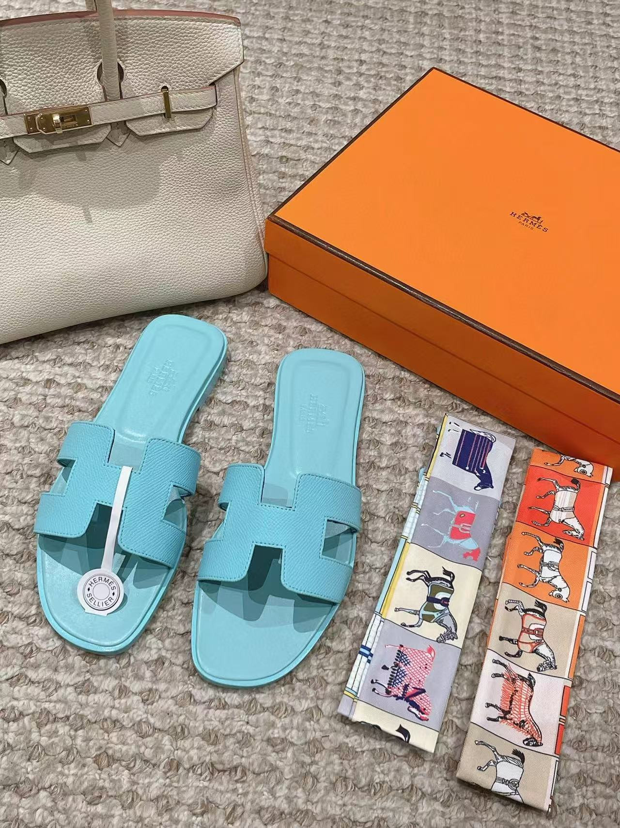 UA H**me5 Oran sandal