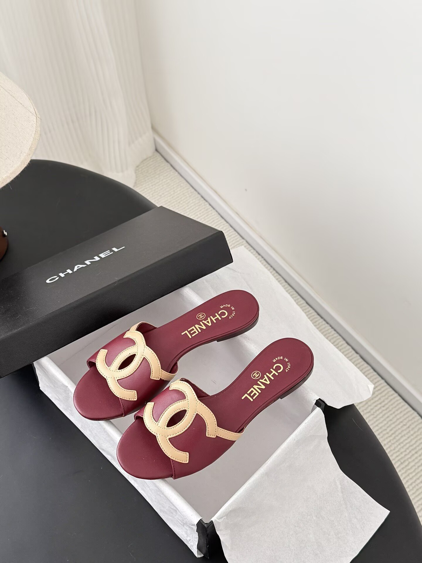 ua Ch**el sandals
