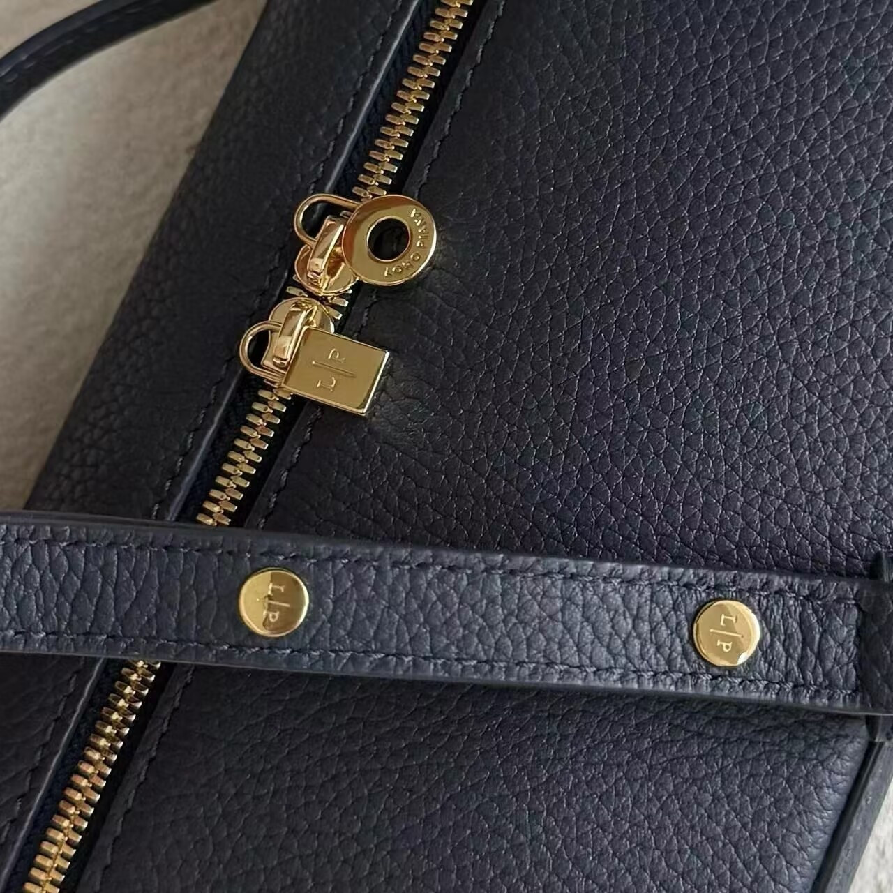 L0r0 P1ana Extra Pocket L19 Grained Calfskin 11 x 19 x 6.5 cm