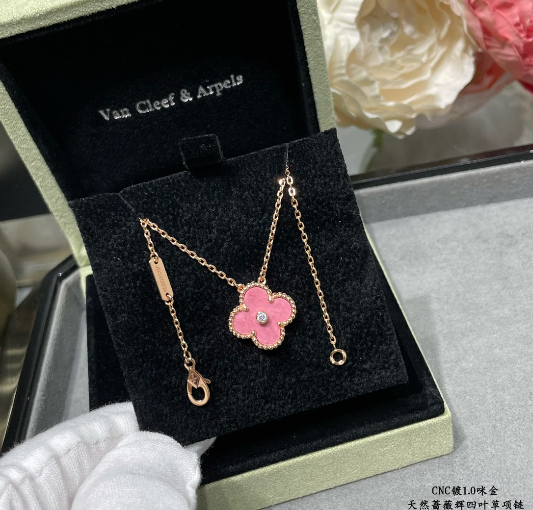 V*n Cl**f & Arpels Medium Classic Four Leaf Clover Necklace Diameter approx 1.5cm Chain length approx 40+5cm