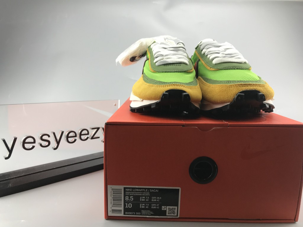 UA NIKE LDWAFFLE/SACAI "GREEN GUSTO"