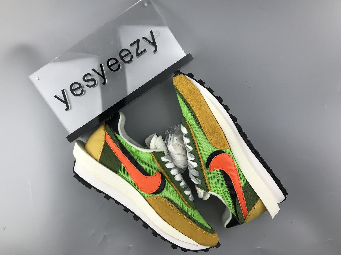 UA NIKE LDWAFFLE/SACAI "GREEN GUSTO"