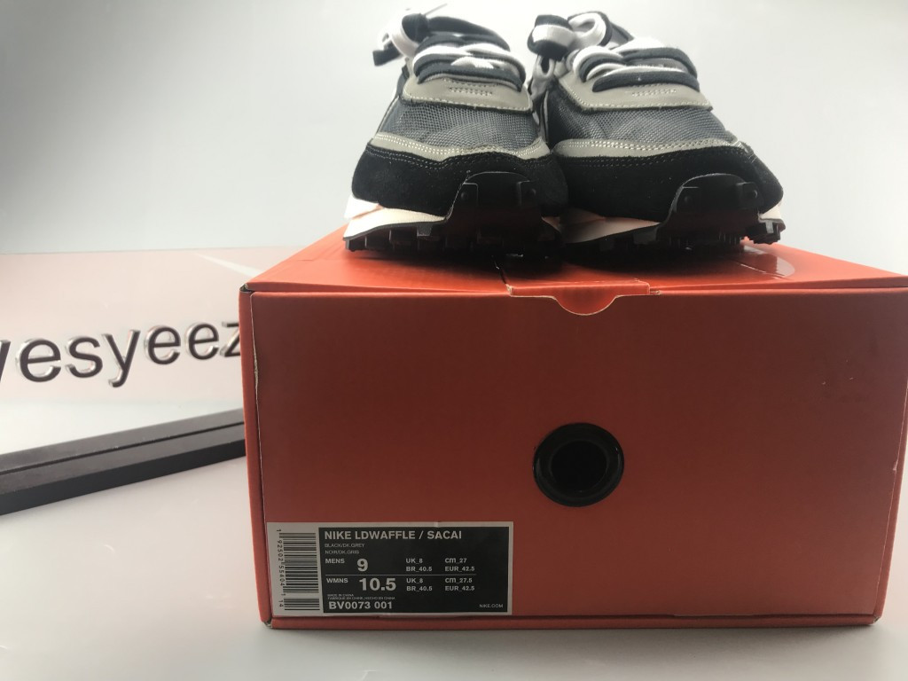 UA NIKE LDWAFFLE/SACAI BLACK ANTHRACITE