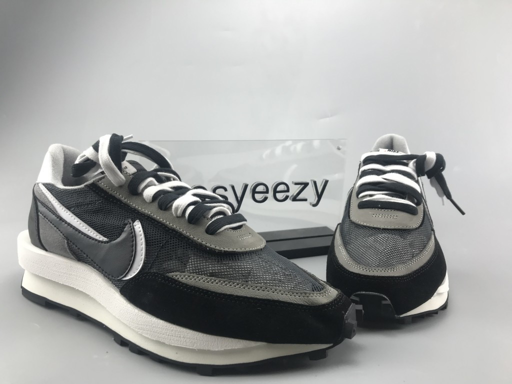 UA NIKE LDWAFFLE/SACAI BLACK ANTHRACITE