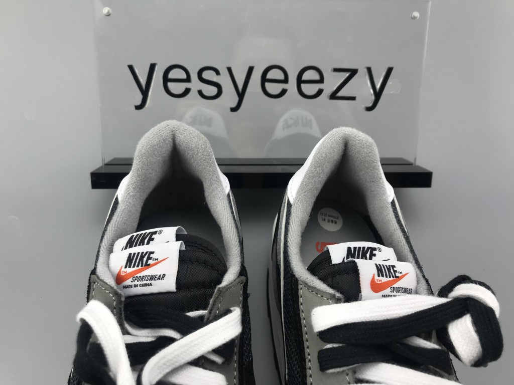 UA NIKE LDWAFFLE/SACAI BLACK ANTHRACITE